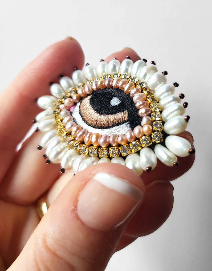 “Golden Gaze” Brooch - Twitchers Emporium Store