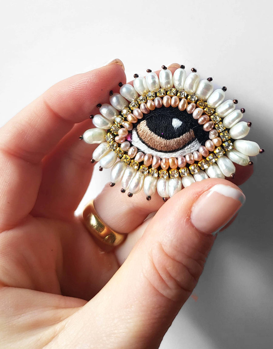 “Golden Gaze” Brooch - Twitchers Emporium Store